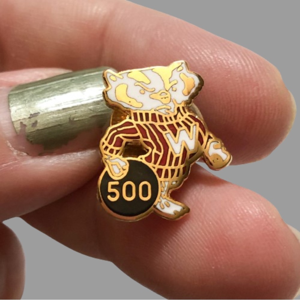 ❄️🎉YEAR END SALE!🎉❄️ Bucky Badger 500 bowling lapel pin Univ Wisconsin bowler - Picture 1 of 7